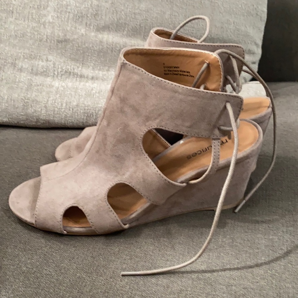 Women’s size 9 Maurices Taupe Wedges